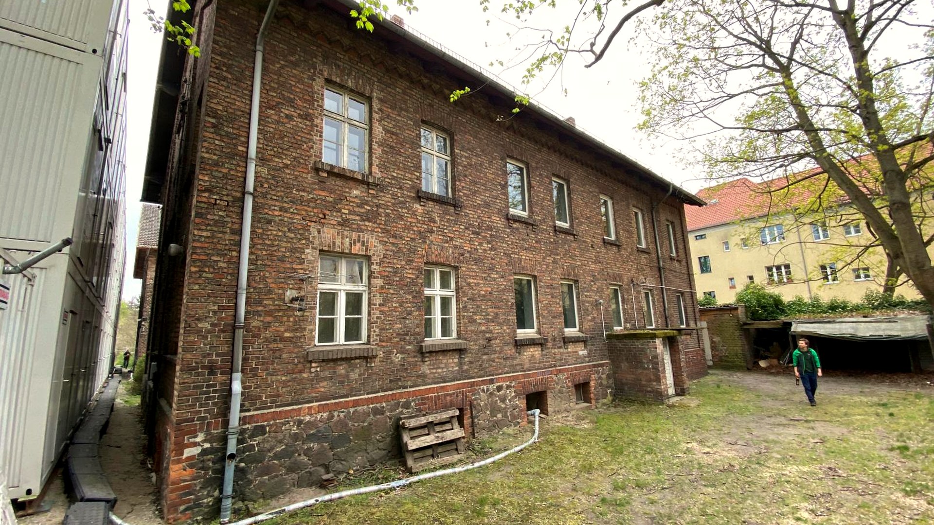 Die Seite des Hofes — Backsteinmauern, Morgen, Stille.